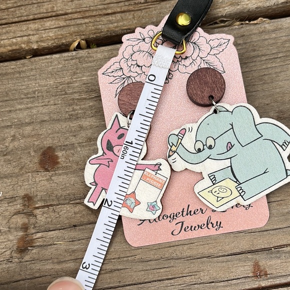 Mo Willems Elephant and Piggie Teacher Book Charcter Earrings - Picture 8 of 10
